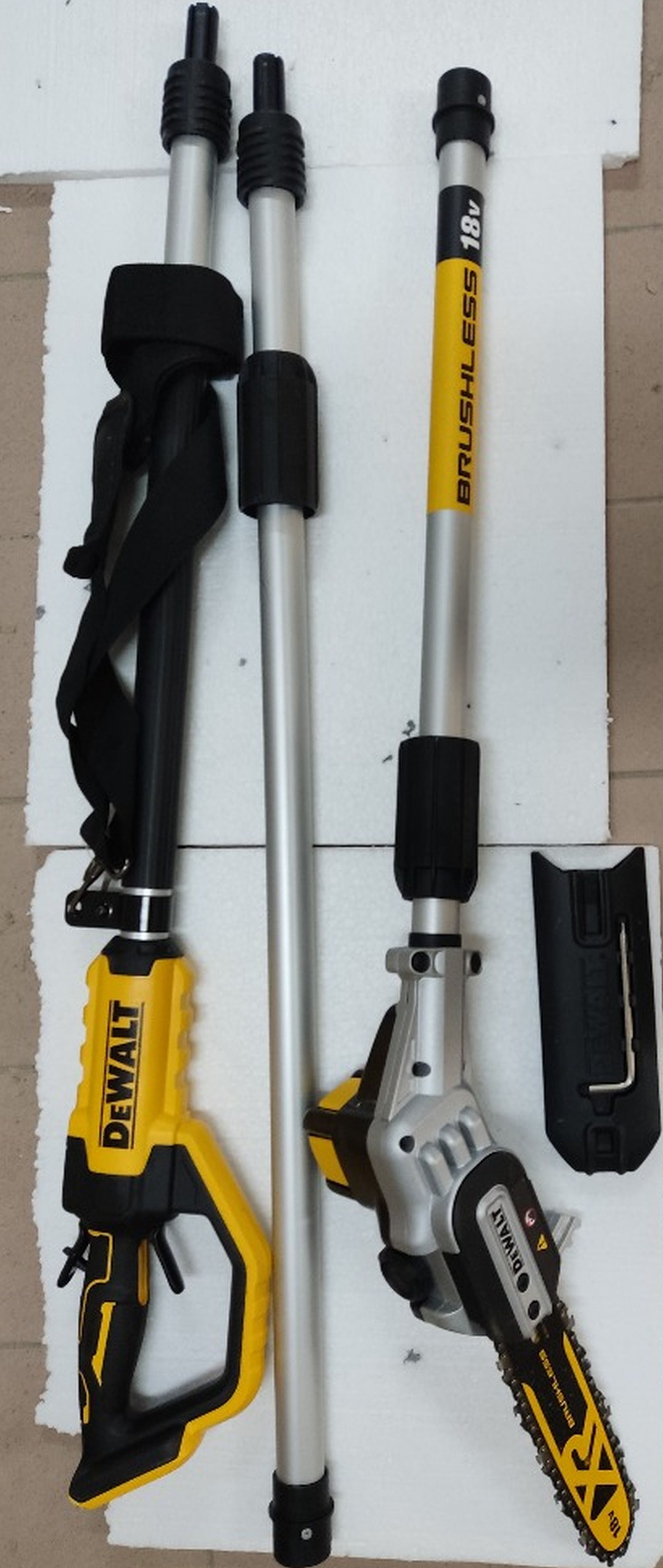 BAZÁR DeWALT AKU 18V vyvetvovacia reťazová píla, bez Aku a nabíjačky DCMPS567N 1X POUŽITÉ