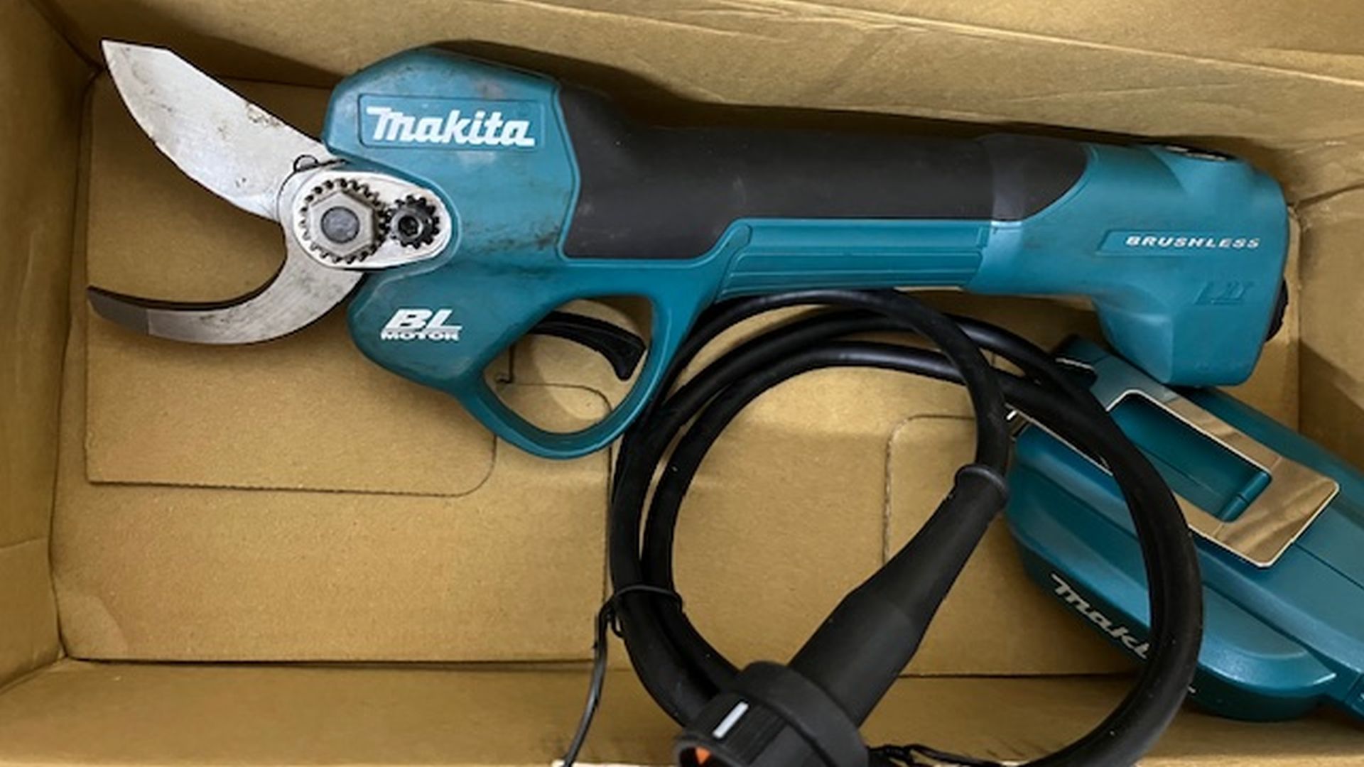 VÝPREDAJ MAKITA DUP180Z Aku nožnice na vinič LXT 18V, PO SERVISE